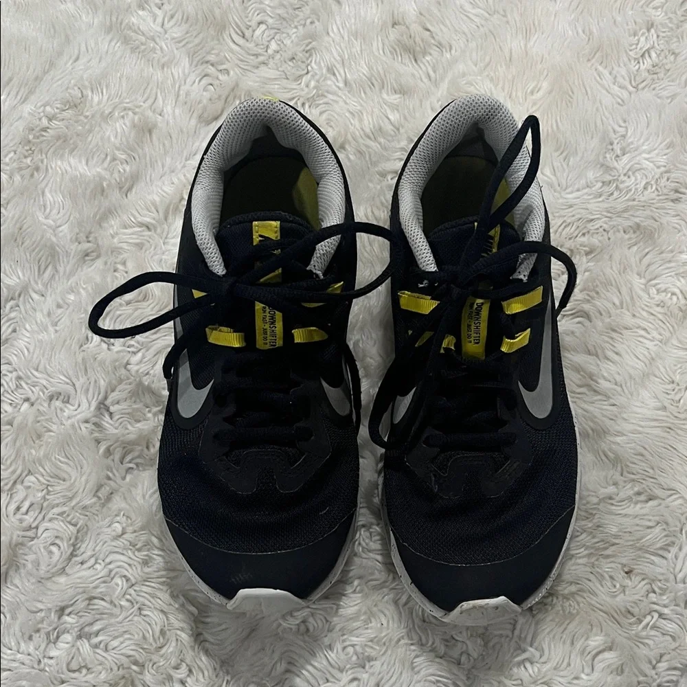 Nike Kids Running Sneakers Black and Yellow Girls Size 5.5 Y‎ - Picture 2 of 5
